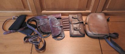Lot de cartouchières en cuir, tissus et divers...