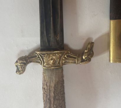 Dague de vènerie, manche en andouiller, garde...