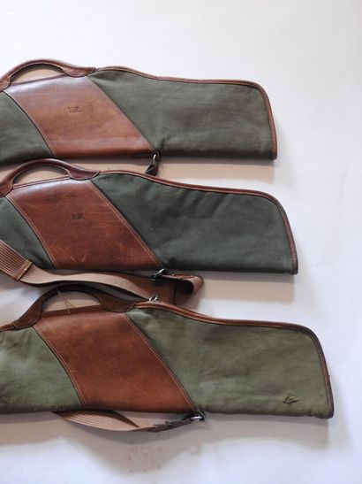 Trois étuis pour fusils en toile et cuir,...