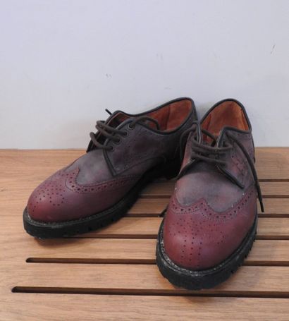 Paire de chaussures anglaises en cuir marron.

Pointure :...