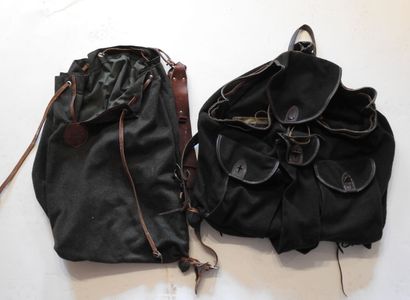 Deux sacs à dos en toile dont un de marque...