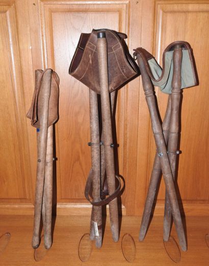 Trois sièges de battue en bois et assise...