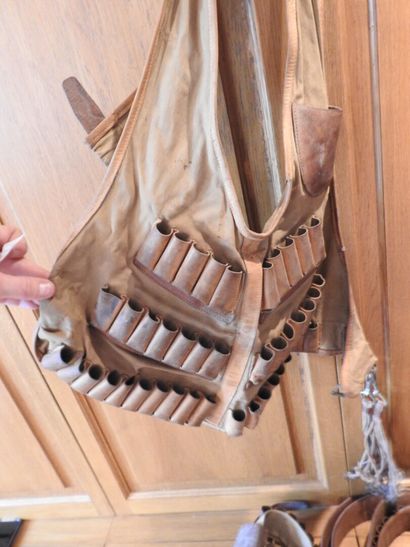 Lot de six ceintures et un gilet pour cartouches...