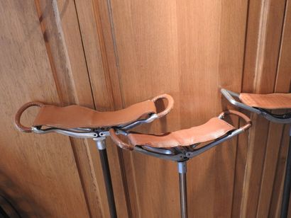 Trois cannes sièges en bois et métal, assise...