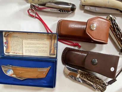 Lot de 18 couteaux de poche et de chasse...
