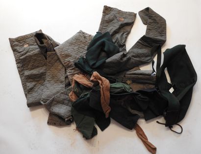 Lot d'environ 10 housses pour fusils en toile...