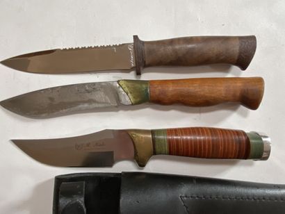 Lot de trois couteaux de chasse avec étu...