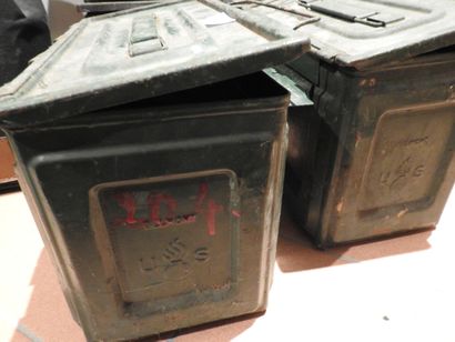 Lot de cinq boites de munitions en métal...