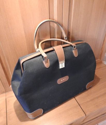 Sac de voyage en toile et cuir.

44 x 58...