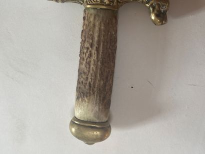 Dague de vènerie, manche en andouiller, garde...