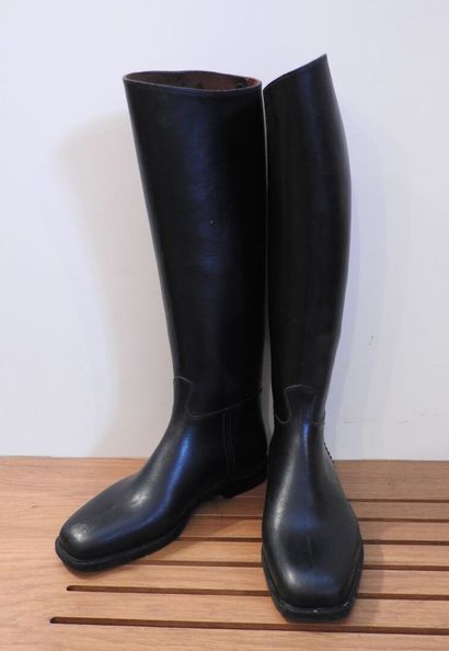 Paire de bottes d'équitation en cuir noir.

Pointure :...