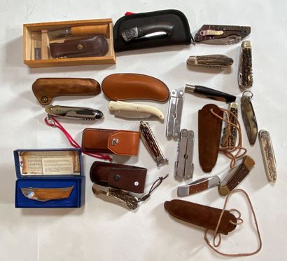 Lot de 18 couteaux de poche et de chasse...