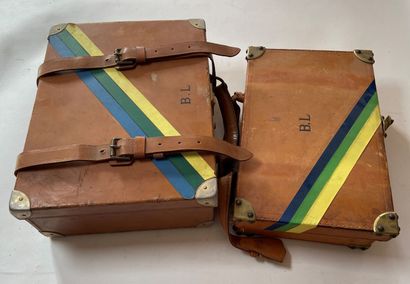 Deux mallettes à cartouches en cuir, rubans...