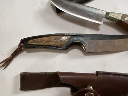 Deux couteaux de chasse, un en fer forgé...