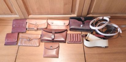 Lot de neuf pochettes pour munitions en cuir...