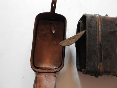 Étui jambon double en cuir, monogrammé.

L....