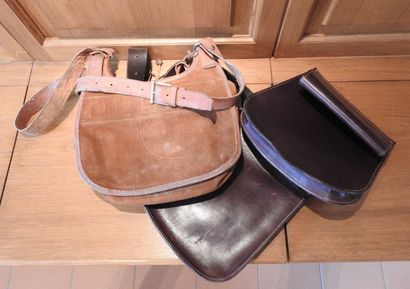 Sac de battue en nubuck et deux sacoches...