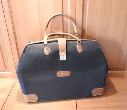 Sac de voyage en toile et cuir.

44 x 58...