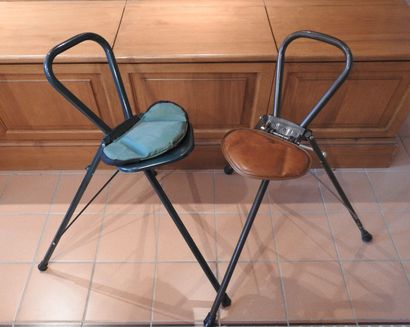 Deux petites chaises de battue en métal et...