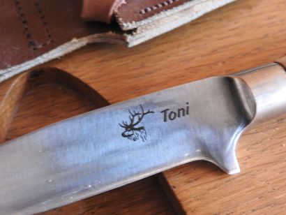 Une dague de chasse et un couteau de chasse...