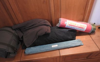 Lot comprenant : tapis de sol, divers accessoires...
