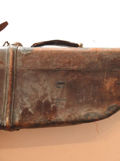 Étui jambon double en cuir, monogrammé.

L....