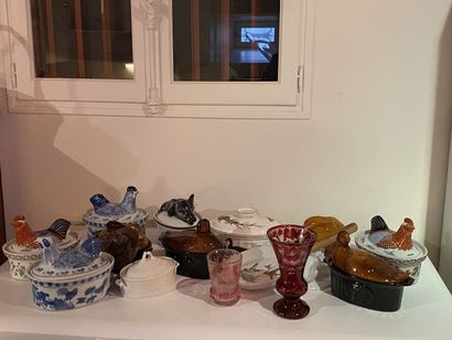 Lot de 11 terrines en porcelaine et faïence...