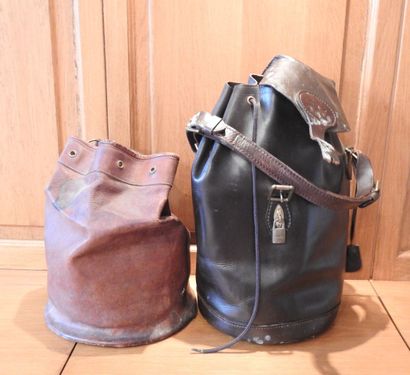 Deux sacs à cartouches en cuir dont un HOLLAND...