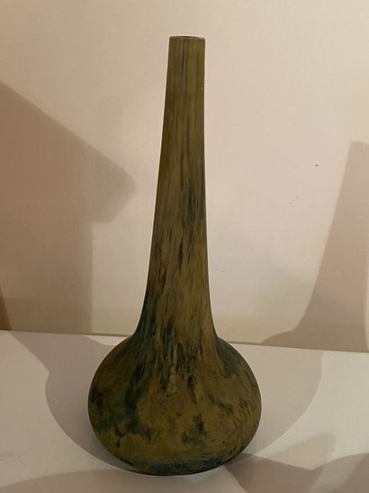 DAUM à NANCY : Vase soliflore en verre marmoréen...