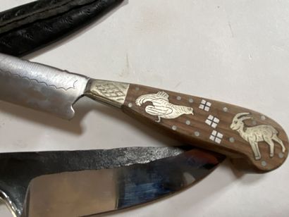 Deux couteaux de chasse, un en fer forgé...
