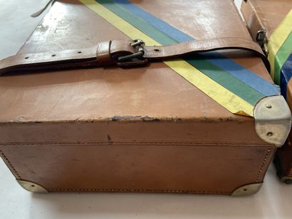 Deux mallettes à cartouches en cuir, rubans...