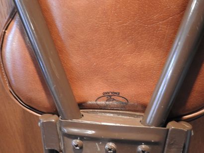 Deux petites chaises de battue en métal et...