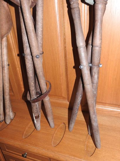 Trois sièges de battue en bois et assise...