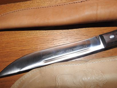 Deux couteaux de chasse avec étui cuir, une...