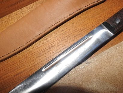 Deux couteaux de chasse avec étui cuir, une...