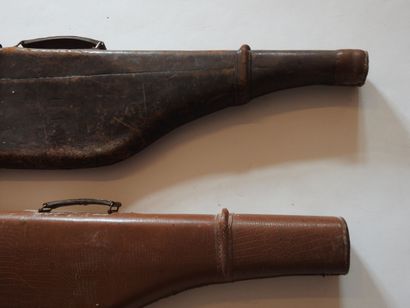 Deux étuis jambon en cuir dont un monogrammé.

L....