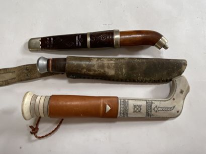 Trois couteaux de chasse dont un ERN Solingen...