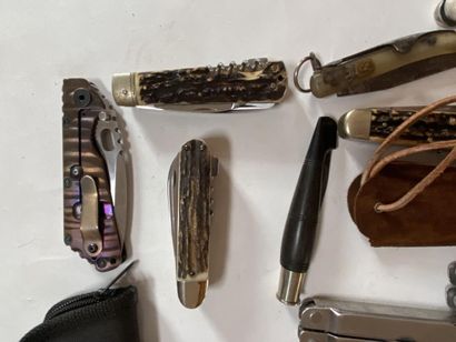 Lot de 18 couteaux de poche et de chasse...