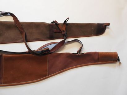 Deux étuis pour fusils en toile et cuir dont...