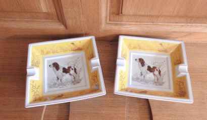HERMES : Deux cendriers en porcelaine à décor...