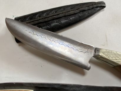 Deux couteaux de chasse, un en fer forgé...