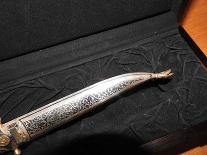 Couteau Russe en métal niellé et doré, l'extrémité...