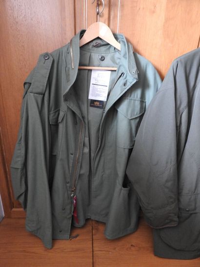 Deux vestes de chasses en toile dont une...