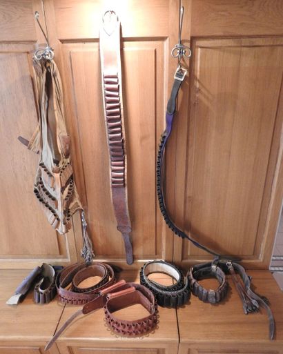 Lot de six ceintures et un gilet pour cartouches...