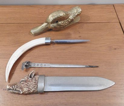 Lot de trois ouvre-lettres à décor de sanglier,...