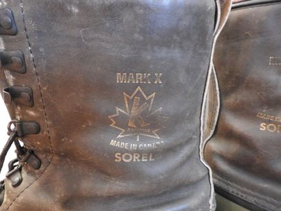 SOREL.

Paire de chaussures en cuir et plastique...