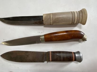 Trois couteaux de chasse dont un ERN Solingen...