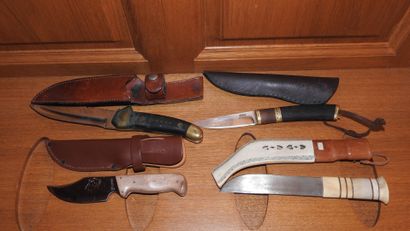 Quatre couteaux de chasse avec etui cuir...