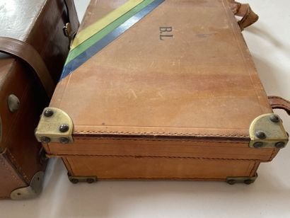 Deux mallettes à cartouches en cuir, rubans...