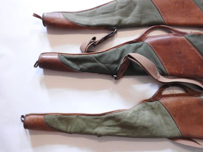 Trois étuis pour fusils en toile et cuir,...